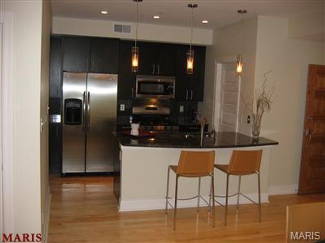 910 N McKnight Road 1B, University City, MO 63132