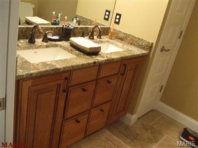 910 N McKnight Road 1B, University City, MO 63132