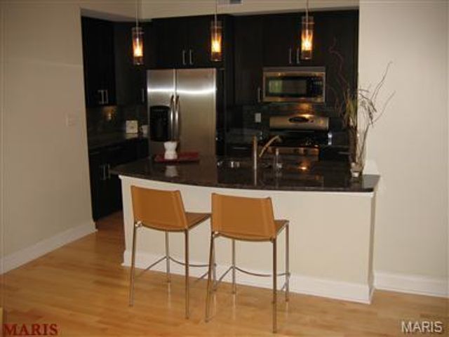 910 N McKnight Road 1B, University City, MO 63132