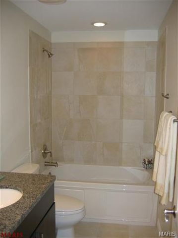 910 N McKnight Road 1B, University City, MO 63132