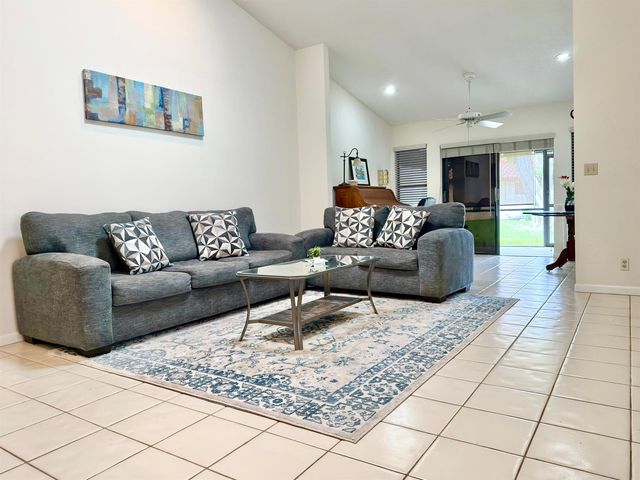 10975 Dolphin Palm Court B, Boynton Beach, FL 33437