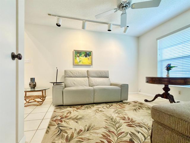10975 Dolphin Palm Court B, Boynton Beach, FL 33437