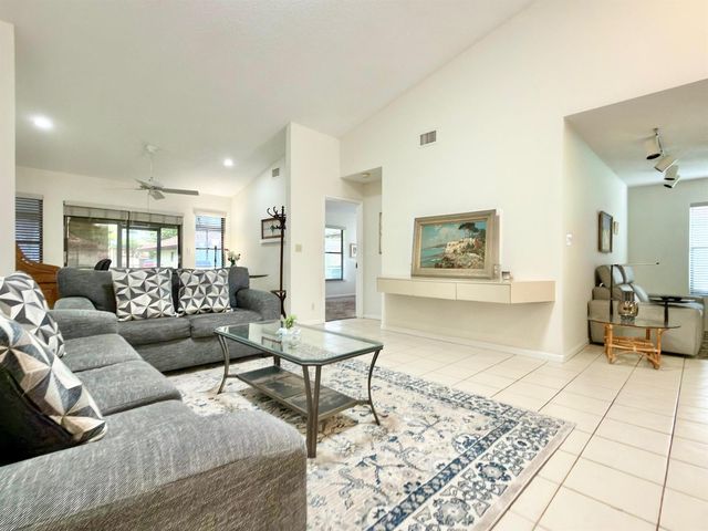10975 Dolphin Palm Court B, Boynton Beach, FL 33437