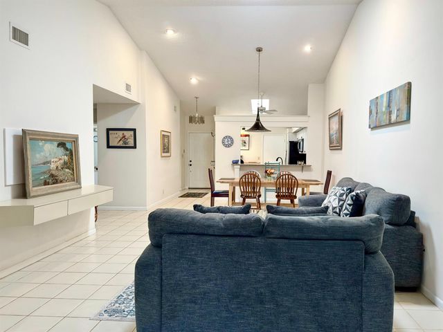 10975 Dolphin Palm Court B, Boynton Beach, FL 33437