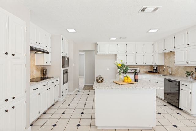 4201 High Mesa Court, Arlington, TX 76016