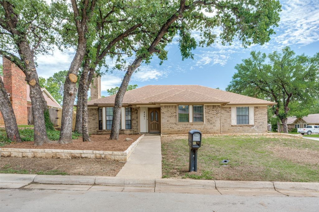 4201 High Mesa Court, Arlington, TX 76016