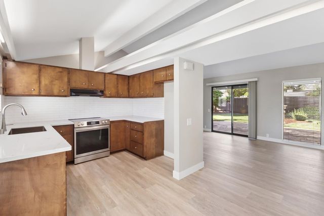 8813 Williamson Dr, Elk Grove, CA 95624