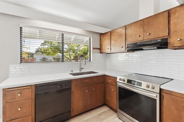 8813 Williamson Dr, Elk Grove, CA 95624
