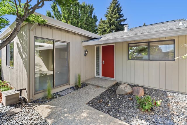 8813 Williamson Dr, Elk Grove, CA 95624
