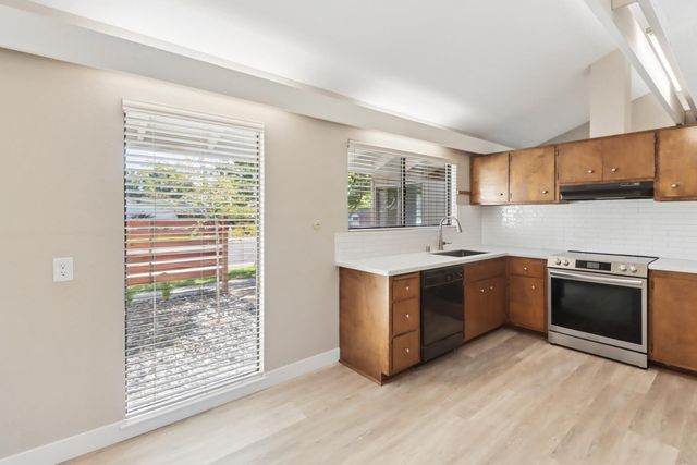8813 Williamson Dr, Elk Grove, CA 95624
