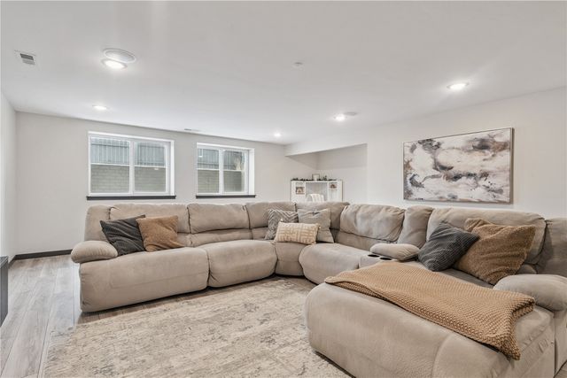 1389 Cardinal Dr, Fairfax, IA 52228
