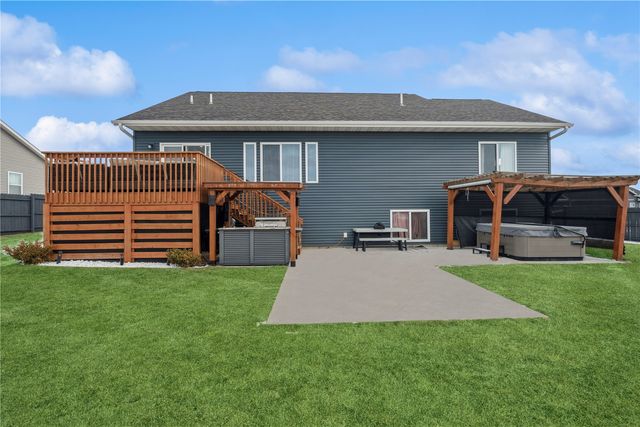 1389 Cardinal Dr, Fairfax, IA 52228