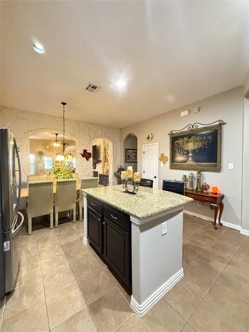 701 Sendero Drive, Arlington, TX 76002