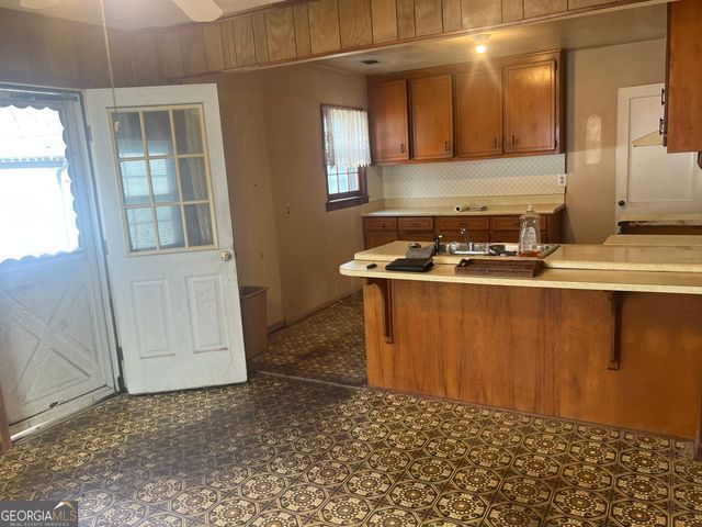 875 Dennis Dr, Forest Park, GA 30297