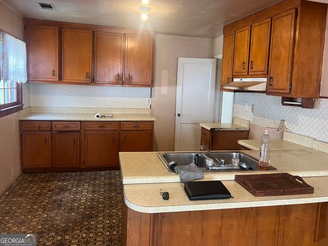 875 Dennis Dr, Forest Park, GA 30297