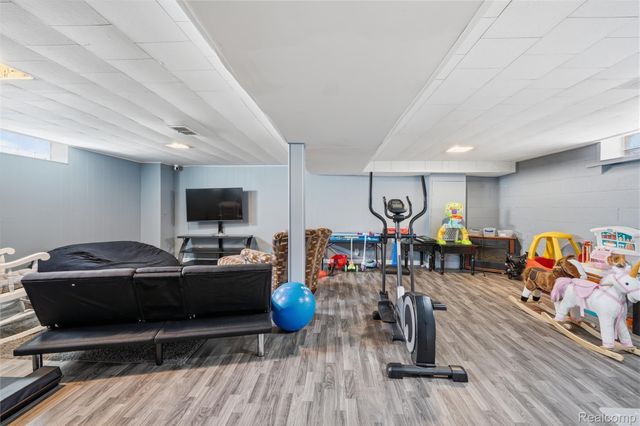 18004 Holland Avenue, Eastpointe, MI 48021