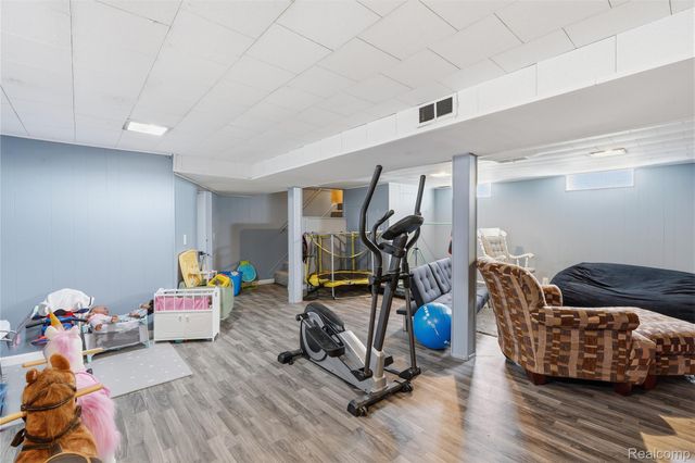 18004 Holland Avenue, Eastpointe, MI 48021