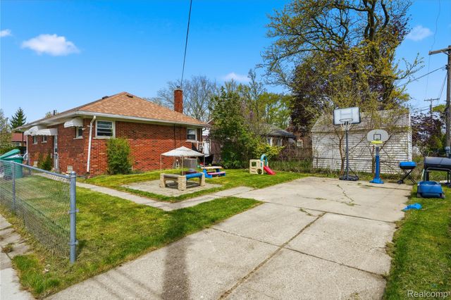 18004 Holland Avenue, Eastpointe, MI 48021