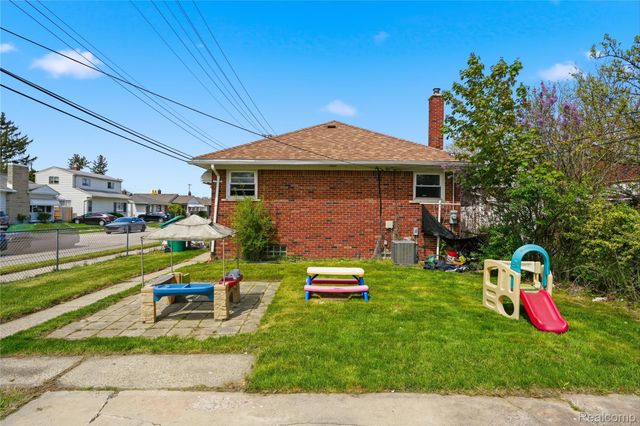 18004 Holland Avenue, Eastpointe, MI 48021