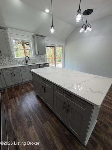 8105 Michael Ray Dr, Louisville, KY 40219