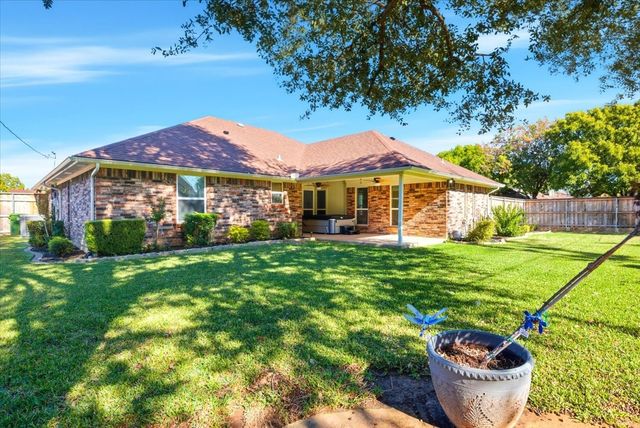 201 Montreal Drive, Hurst, TX 76054