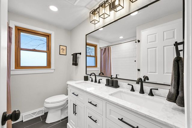 1101 W County Line ROAD, Bayside, WI 53217