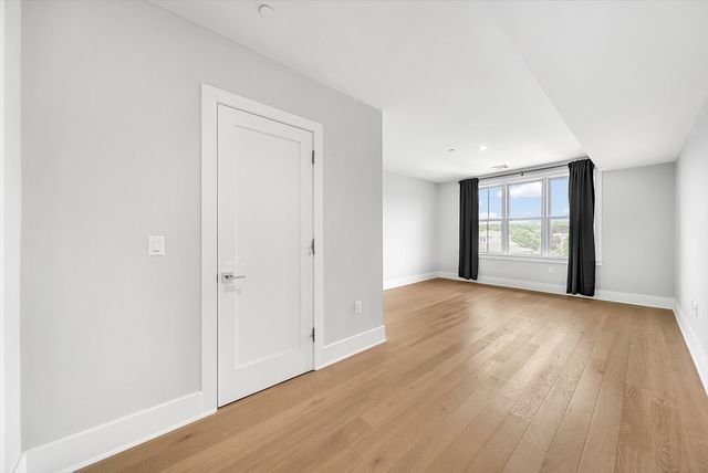 11 Oak Grove Ter 402, Quincy, MA 02169