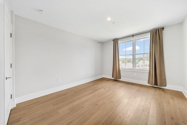 11 Oak Grove Ter 402, Quincy, MA 02169
