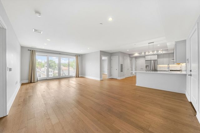 11 Oak Grove Ter 402, Quincy, MA 02169