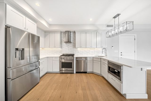 11 Oak Grove Ter 402, Quincy, MA 02169