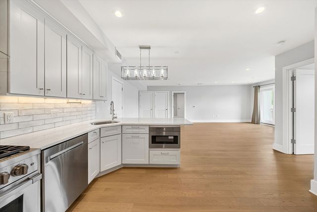 11 Oak Grove Ter 402, Quincy, MA 02169
