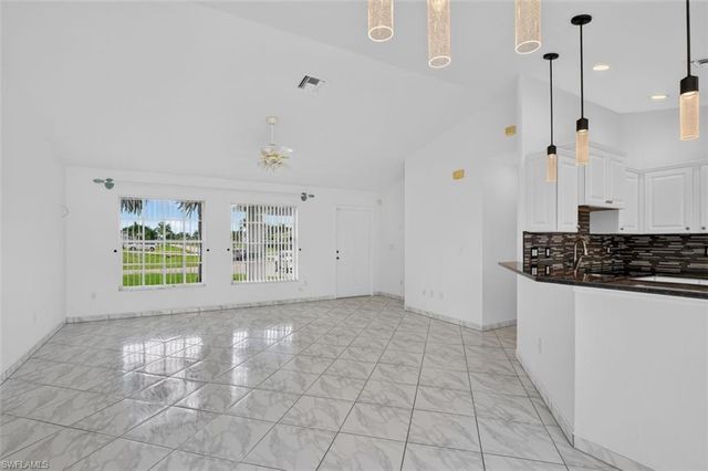 827 SW 29th TER, Cape Coral, FL 33914