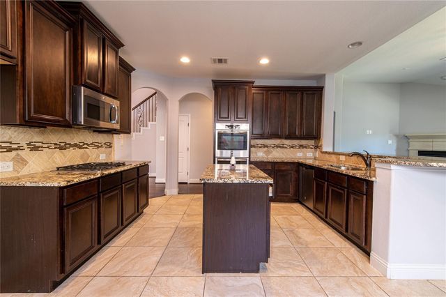 7 Whispering Thicket Place, Tomball, TX 77375