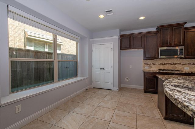 7 Whispering Thicket Place, Tomball, TX 77375