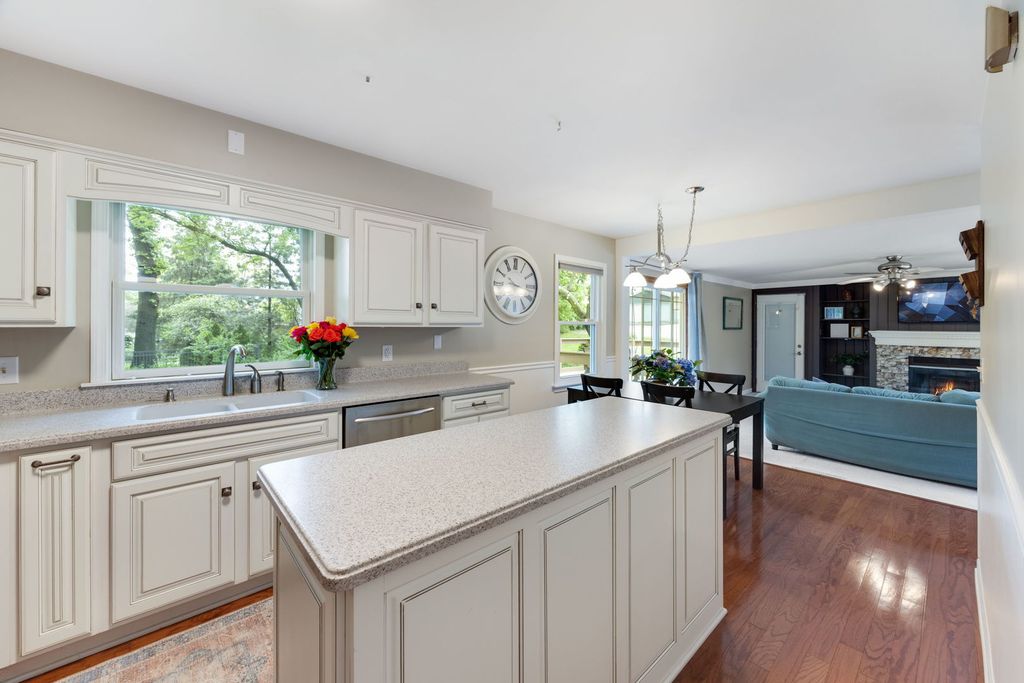 Image 4 of property listing at 4N285 Lafox Road, St. Charles, IL 60175