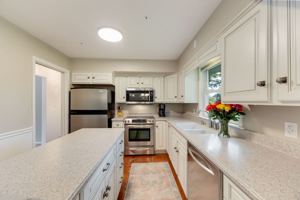 Image 5 of property listing at 4N285 Lafox Road, St. Charles, IL 60175