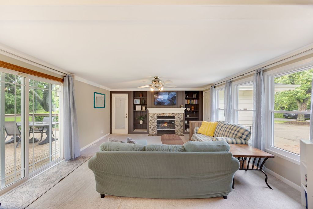 Image 7 of property listing at 4N285 Lafox Road, St. Charles, IL 60175
