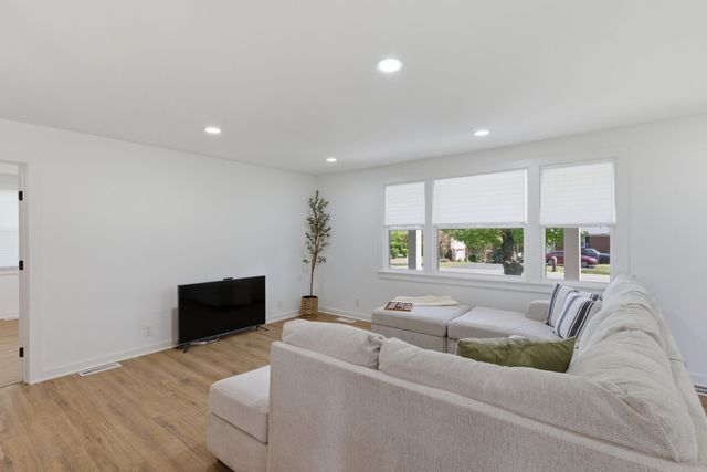 4011 Brookside Dr, Columbia, TN 38401