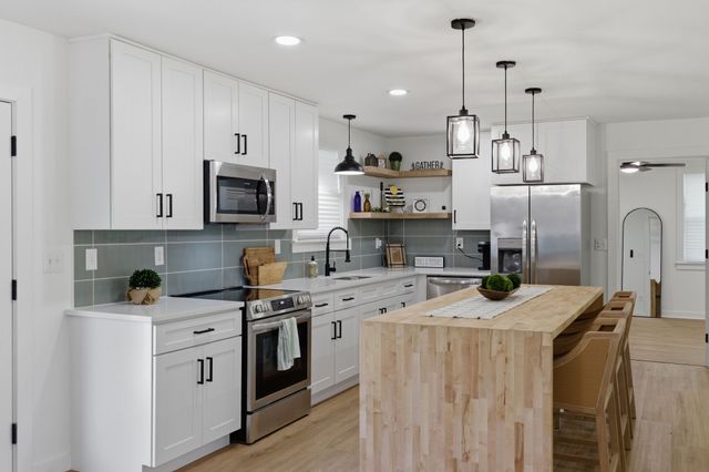 4011 Brookside Dr, Columbia, TN 38401