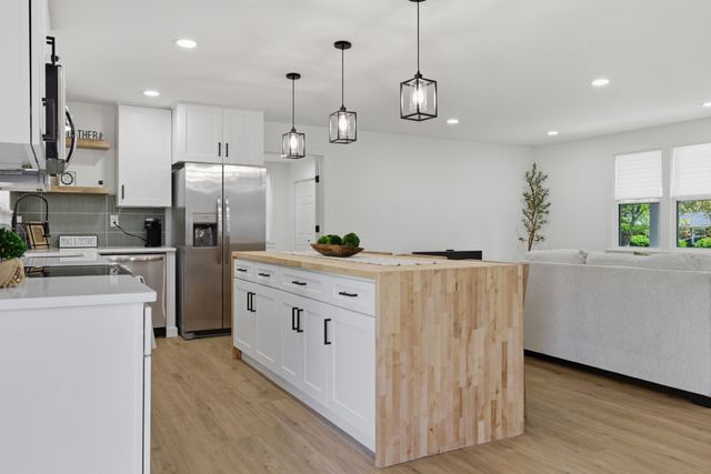 4011 Brookside Dr, Columbia, TN 38401