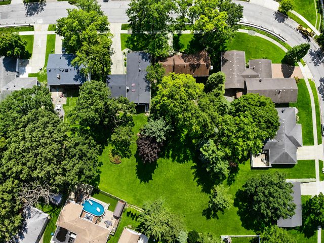 336 Friar Tuck Drive, Schererville, IN 46375