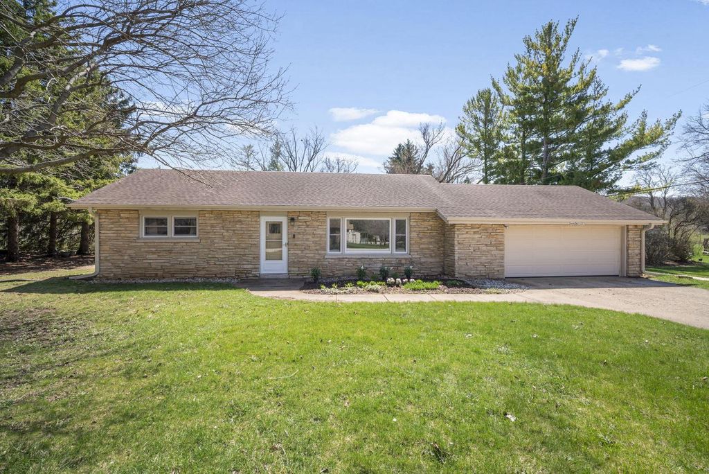 N69W21023 Pleasant STREET, Menomonee Falls, WI 53051