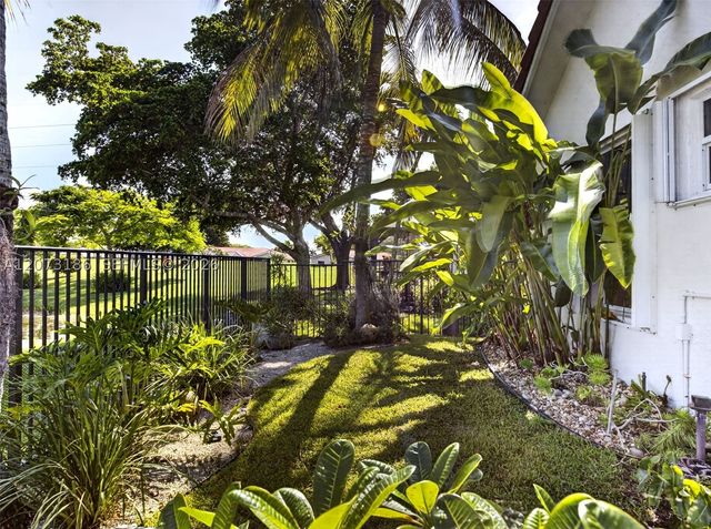 719 Crystal Ct, Weston, FL 33326