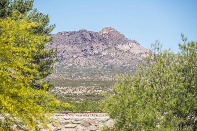 391 Red Cap Court, Las Cruces, NM 88007