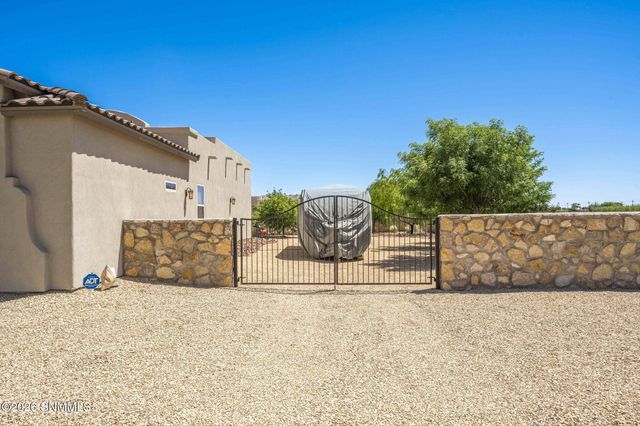 391 Red Cap Court, Las Cruces, NM 88007