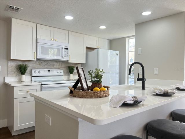 5002 LAGUNA BAY CIRCLE 7, Kissimmee, FL 34746