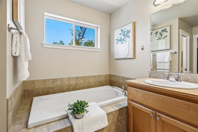2528 Larchmount Dr NE, Issaquah, WA 98029