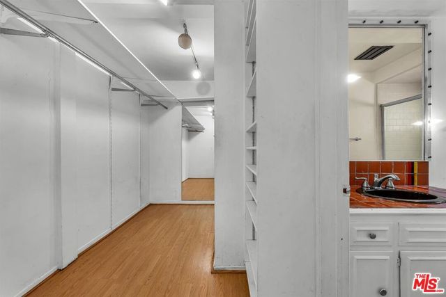 7369 Clinton Street, Los Angeles, CA 90036