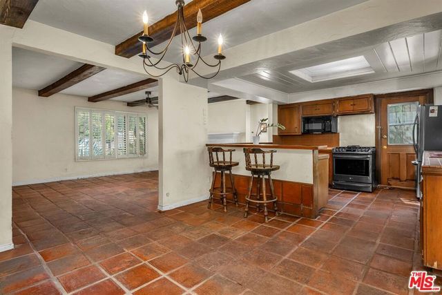 7369 Clinton Street, Los Angeles, CA 90036