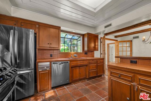 7369 Clinton Street, Los Angeles, CA 90036